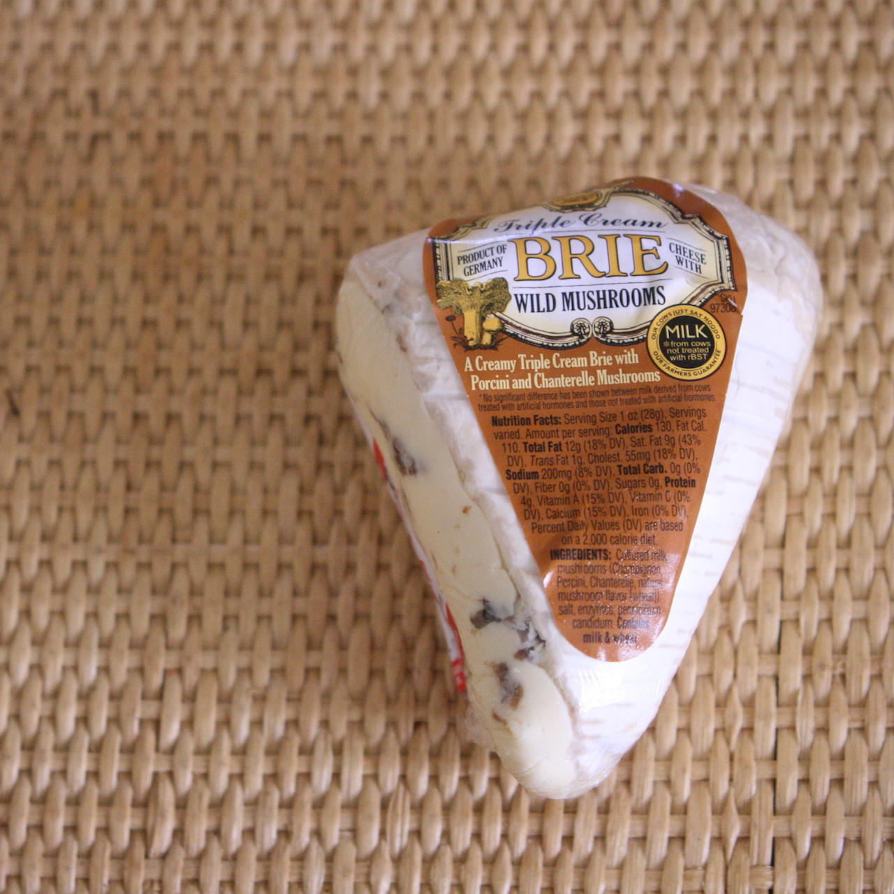 トレーダージョーズの家族＆自分へのおみやげ Triple Cream Brie Cheese  with Wild Mushrooms