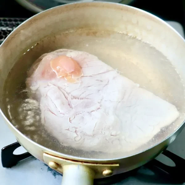 一番簡単に鶏胸肉/ささみをしっとり柔らかく茹でるTIPS、お湯の量が少ないとこうなります。