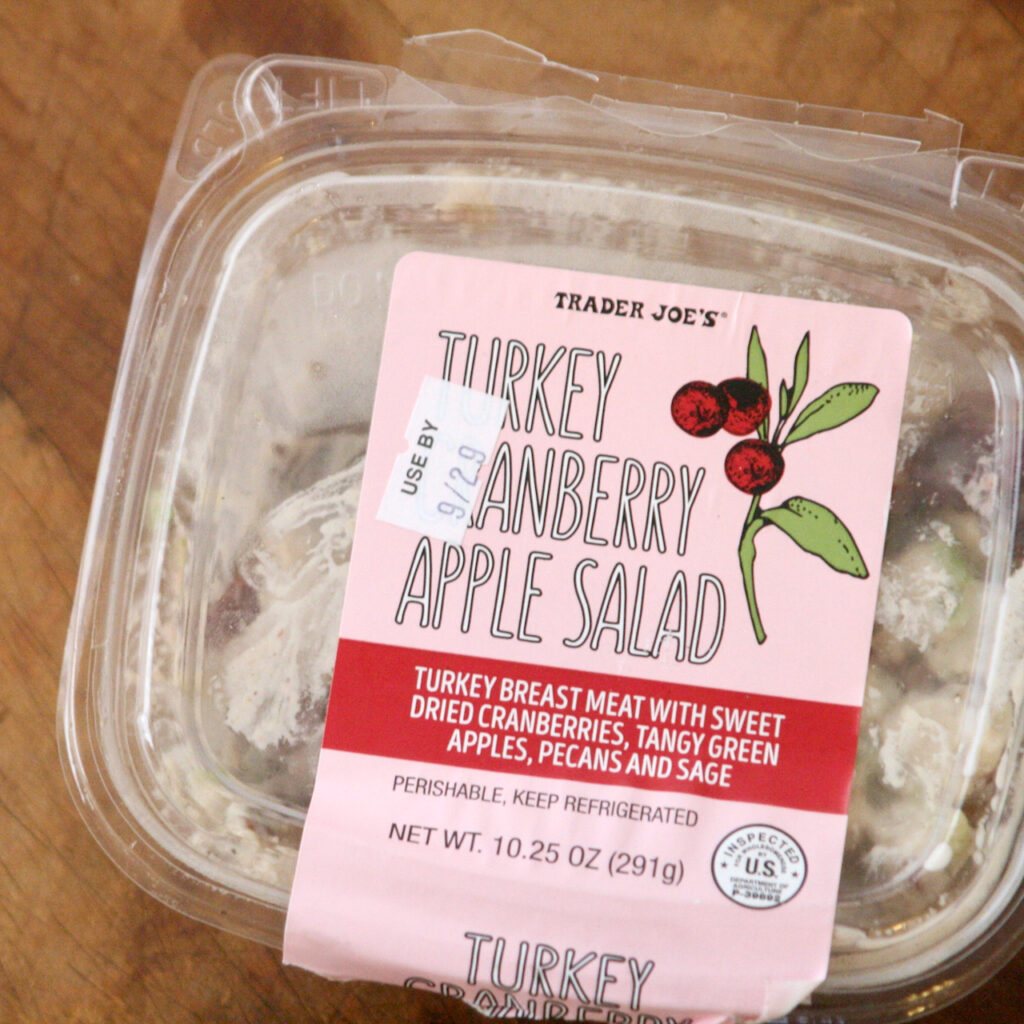 Trader Joe's（トレーダージョーズ） Turkey Cranberry Apple Salad （ターキー　クランベリー　アップル　サラダ）