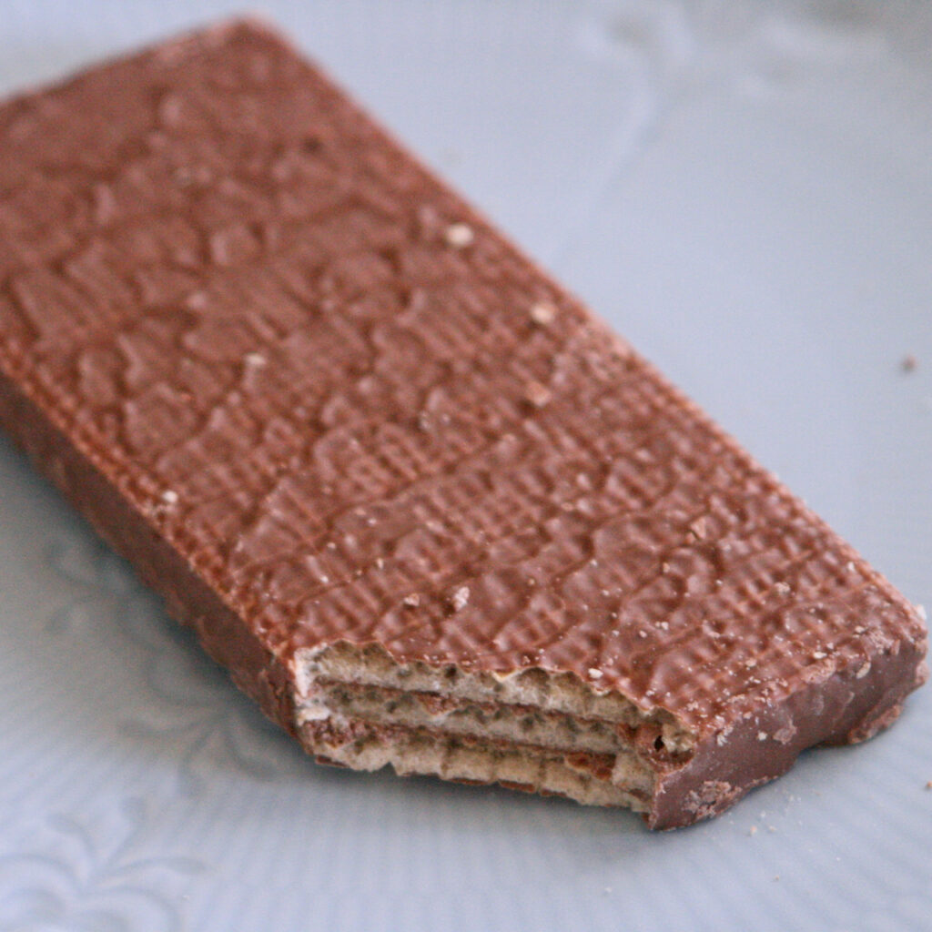 Trader Joe'sのお菓子 チョコウエハース軽くて一枚完食 しろくろめがね