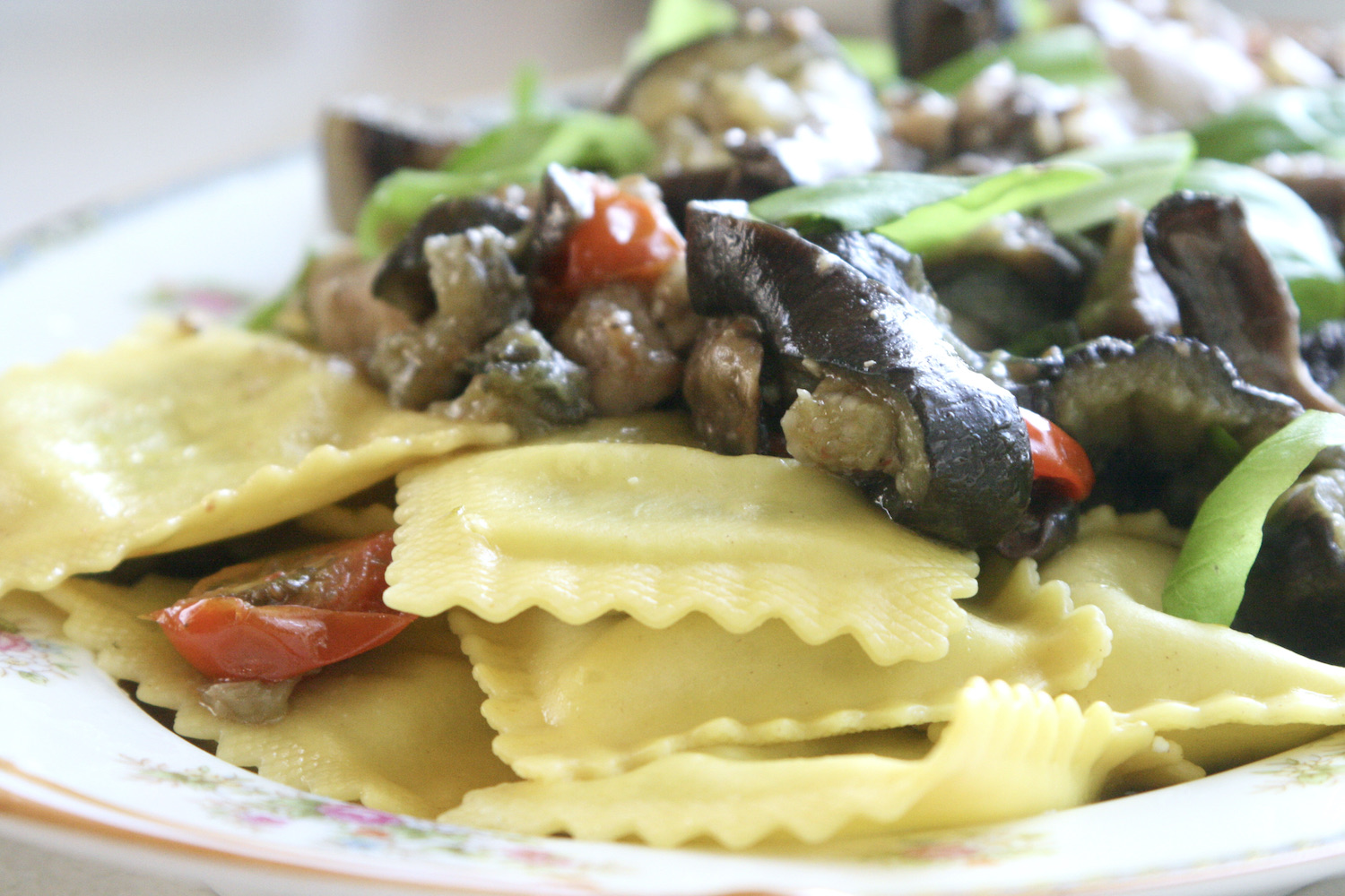 絶品トマト＆モッツァレラのラビオリ  パスタ 3分茹でたり、揚げるだけ！もっちもちのパスタ生地とイタリアンの基本の美味しさがたっぷり ラビオリ  冷凍のみ