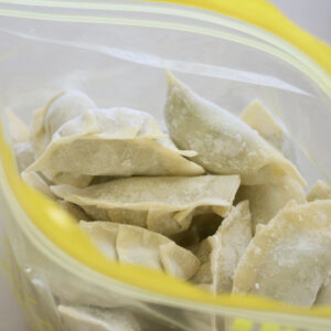 冷凍餃子の作り方② 冷凍した餃子は、ジップロックに入れて保存。