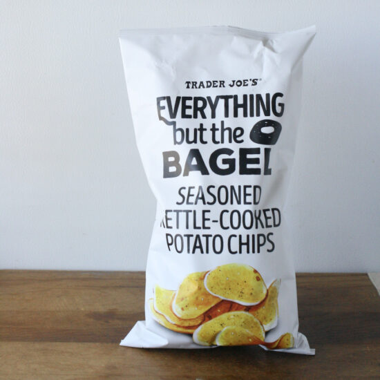 Trader Joe's（トレーダージョーズ） Everything But The Bagel seasoned Kettle-Cooked Potato Chips （エブリシング バット ザ ベーグル シーズンド ケトルクックド ポテト チップス）