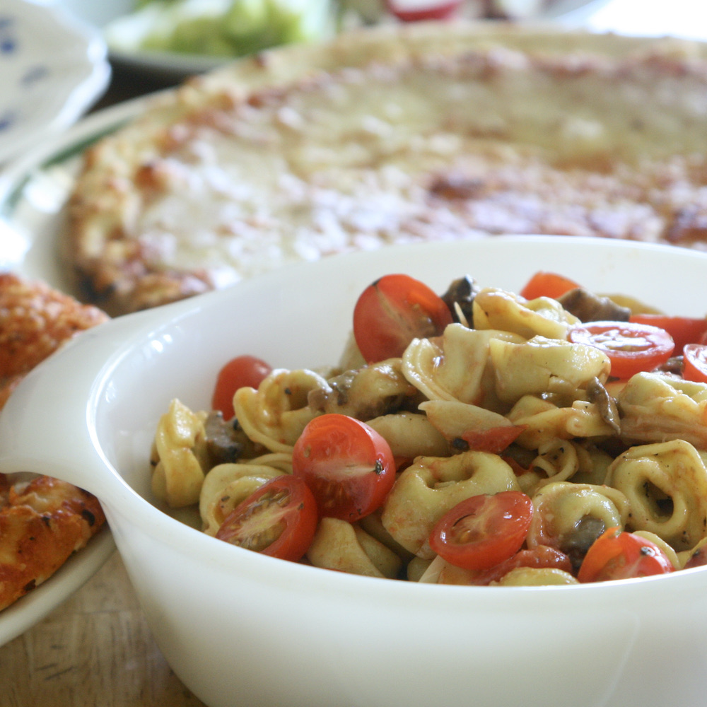 簡単なイタリアントルテッリーニパスタサラダのレシピ