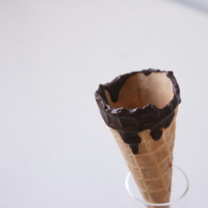 チョコレートディップドアイスクリームコーンの作り方