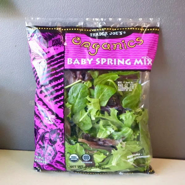 ピーカンナッツとブルーチーズのグリーンサラダを美味しく作るTIPS、Trader Joe's（トレーダージョーズ）のBaby Spring Mixを使用。