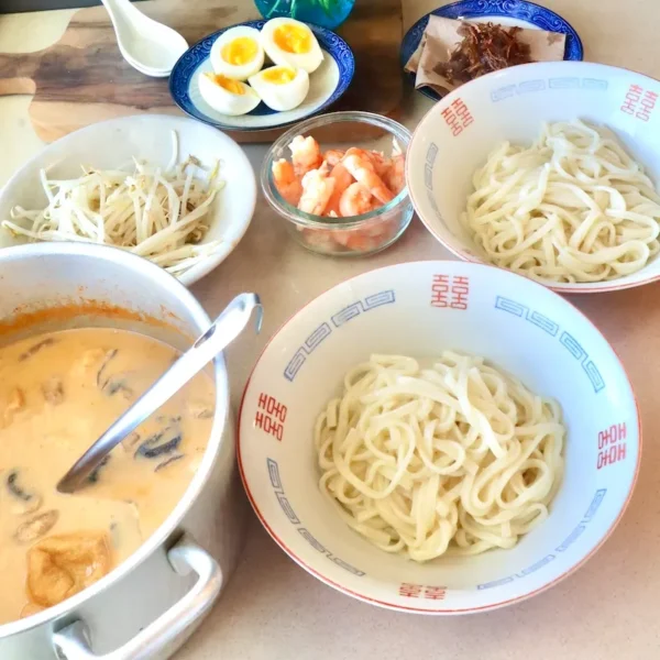 エビの旨みがたっぷり！ココナッツスープうどんのレシピと作り方、盛り付け前