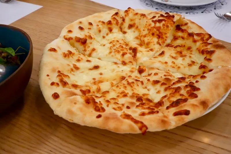 Megruli Khachapuri（メグルリ ハチャプリ）：Megrelian-style cheese-filled bread