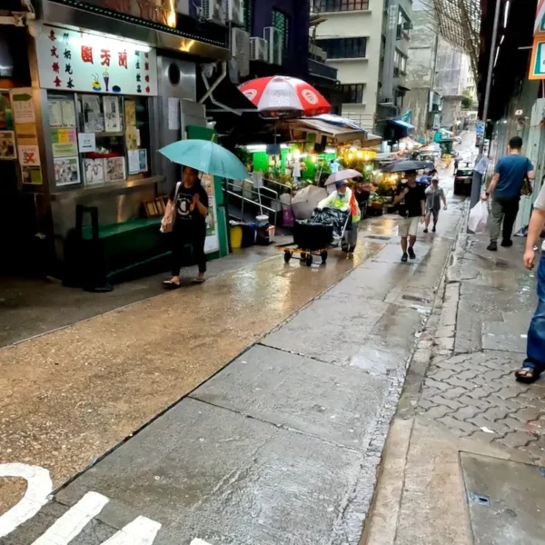 中環にある老舗茶餐廳(チャーチャンテーン)蘭芳園の前も、ベビーカーでは難しい坂道。