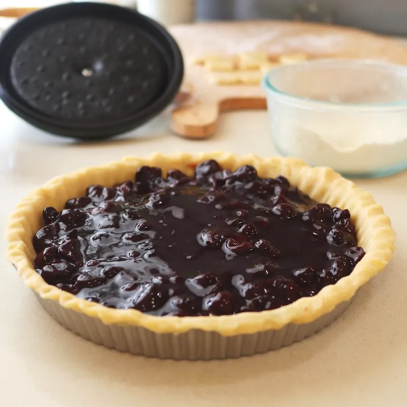 アメリカンチェリーとブルーベリーのフィリングがタルトに
