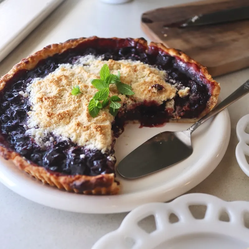 アメリカンチェリーとブルーベリーのタルト、ミントを乗せて