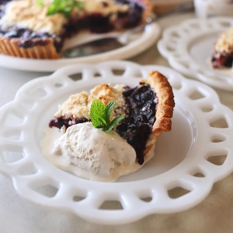 アメリカンチェリーとブルーベリーのタルトアイスクリーム添え
