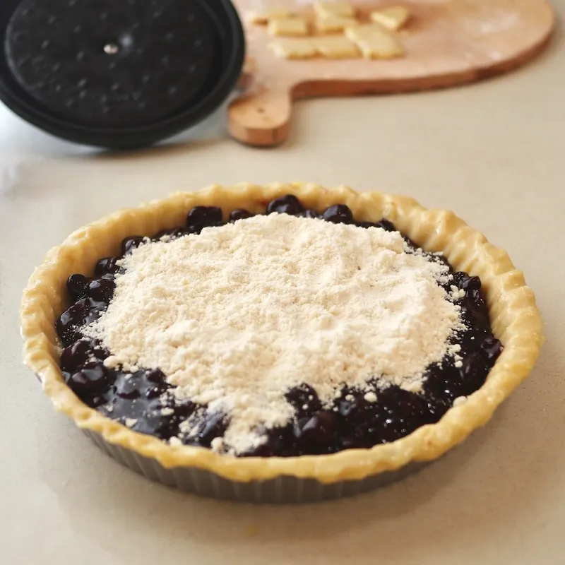 アメリカンチェリーとブルーベリーのタルトのクランブルのせ